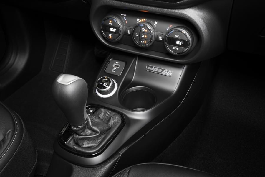 Детали интерьера Fiat Toro Ultra (226) 2019 года  (фото 4 из 21)